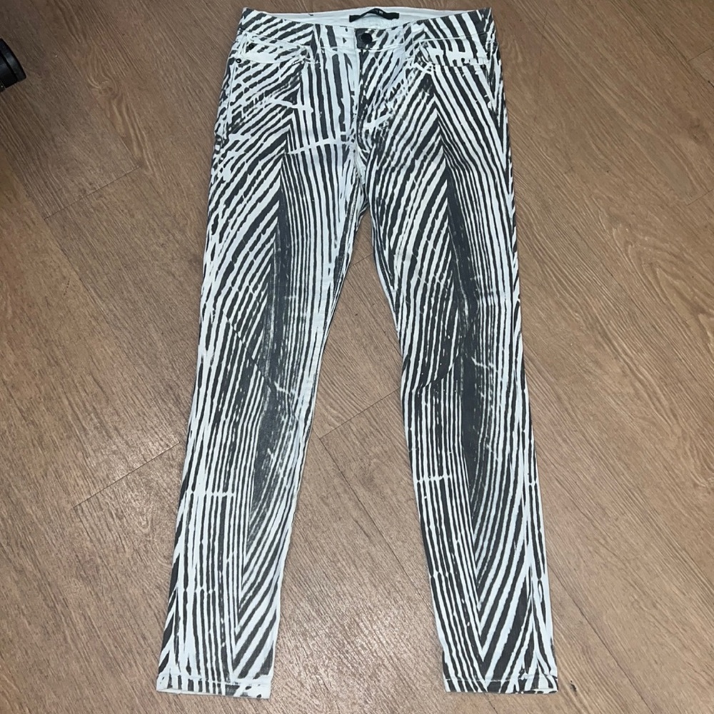 Joe’s white skinny ankle jeans with dark grey abstract print